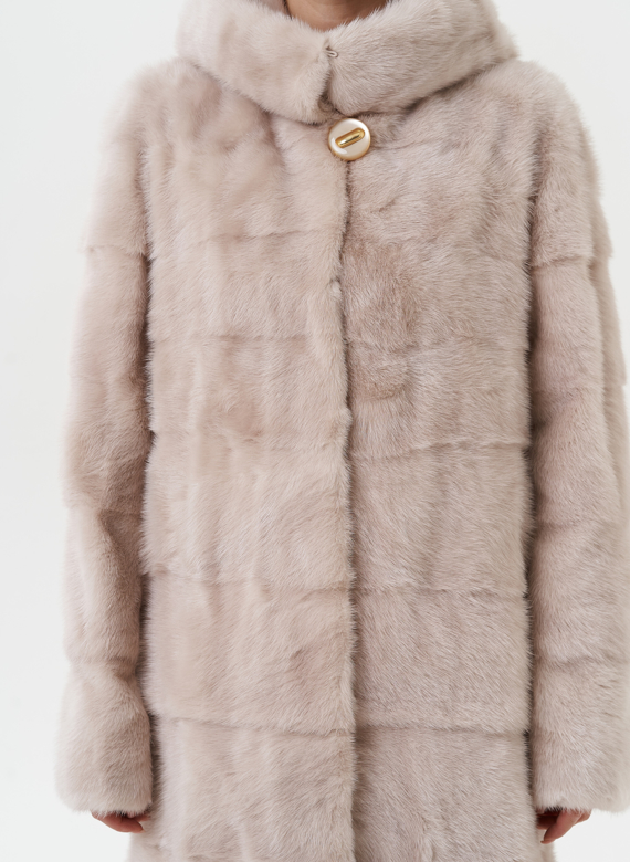 Светлая норковая шуба с капюшоном