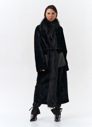 Женская дубленка с отделкой из меха лисы