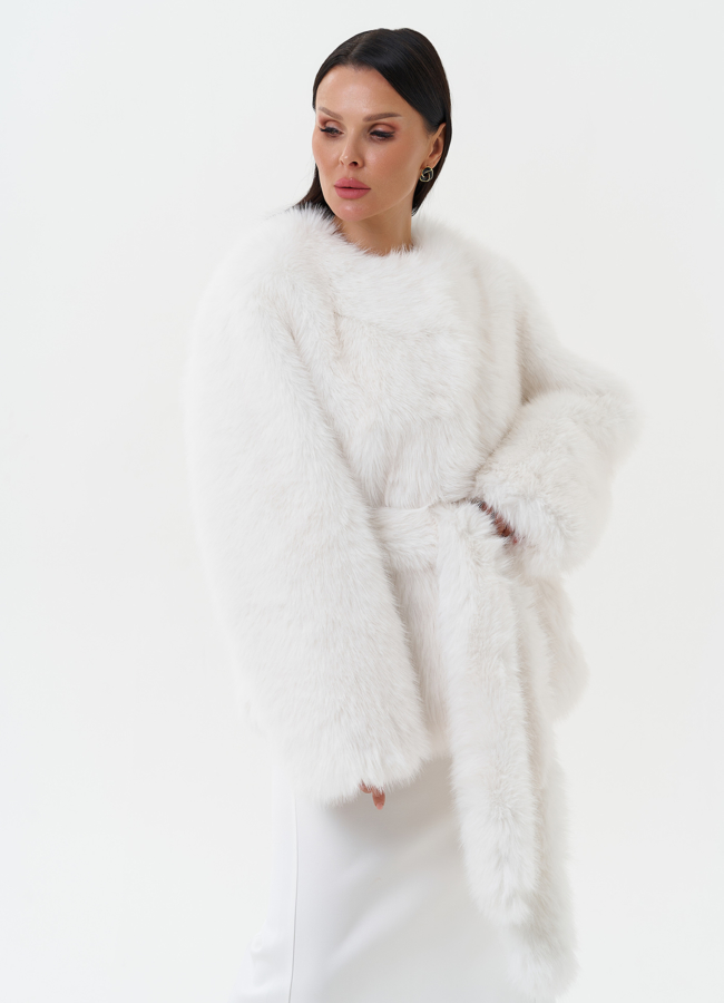Укороченная шуба из эко песца в белом цвете модель № 27803 меха малина