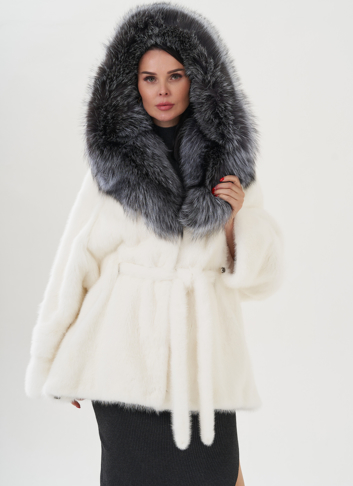 Шуба из норки белого цвета