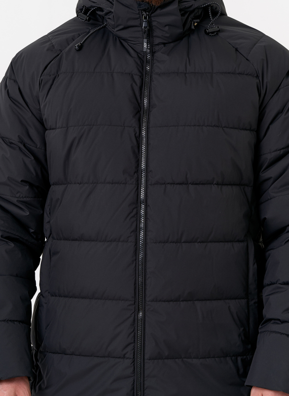 Мужской пуховик черного цвета с капюшоном
