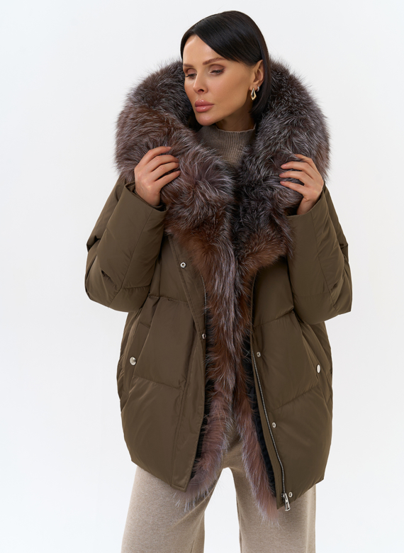 Женский пуховик с отделкой из меха блюфрост