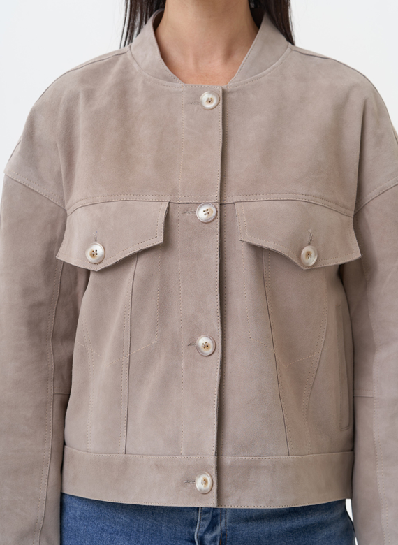 Светлая куртка из замши