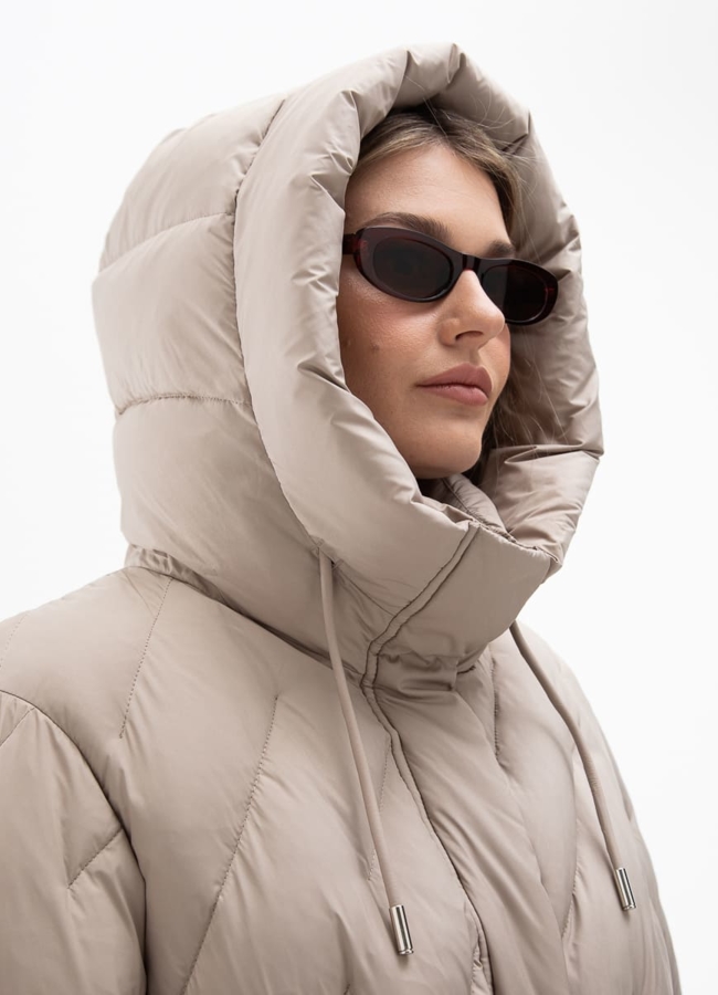 Женский пуховик бежевого цвета с капюшоном модель № 31121 универмаг малина