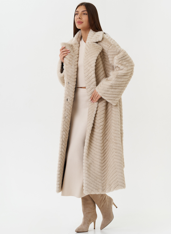 Длинное пальто из эко меха