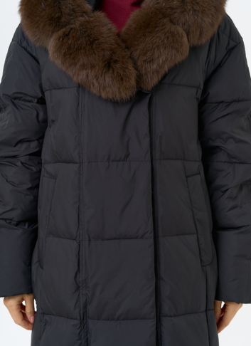 Женский пуховик черного цвета с капюшоном из меха песца