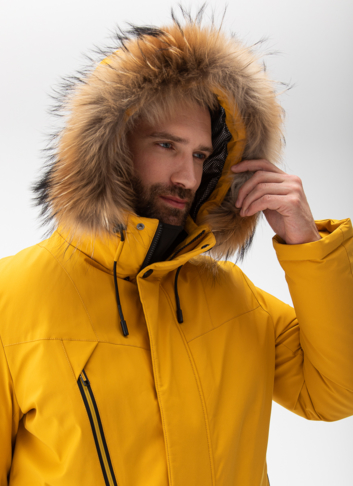 Мужской пуховик с капюшоном из меха енота