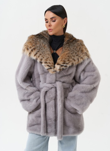 Женская шуба из меха норки с капюшоном из меха рыси