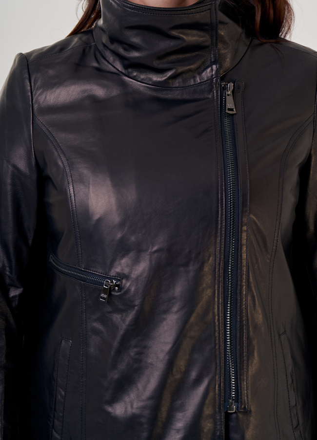 Кожаная куртка на молнии в черном цвете модель № 10703 в рассрочку