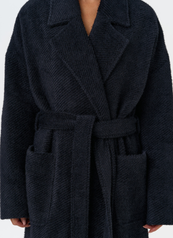 Женское длинное пальто в темно-синем цвете