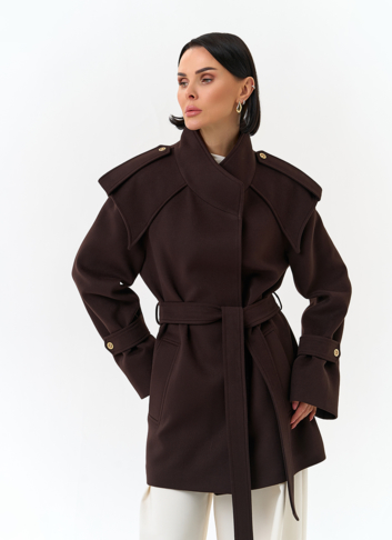 Женское укороченное пальто с акцентными плечами