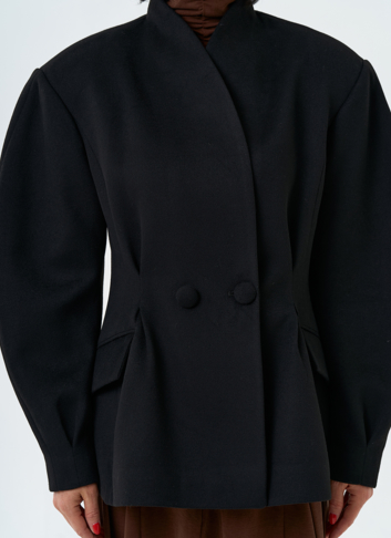 Женское укороченное пальто с акцентными рукавами