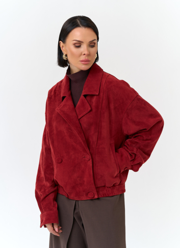 Женская куртка из натуральной замши красного цвета