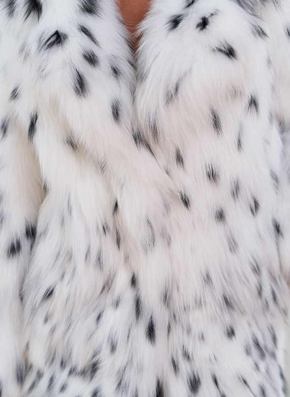 Женская длинная шуба из меха лисы белого цвета