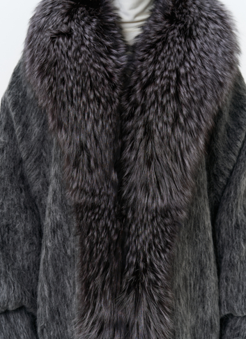 Женский удлиненный пуховик с отделкой из меха чернобурки