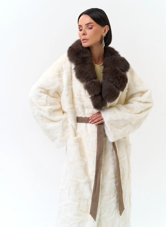 Длинная шуба с воротником из меха песца