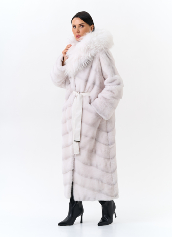 Белая шуба из меха норки с капюшоном из меха енота