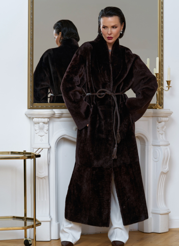 Двухсторонняя женская дубленка с декоративным поясом