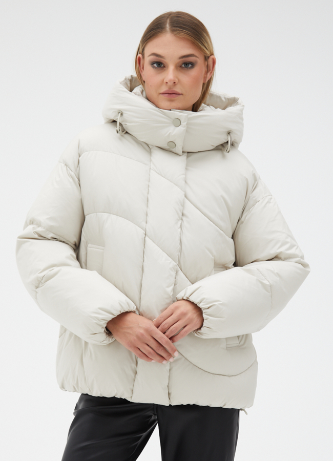 Женский светлый пуховик с капюшоном модель № 31130 меха малина